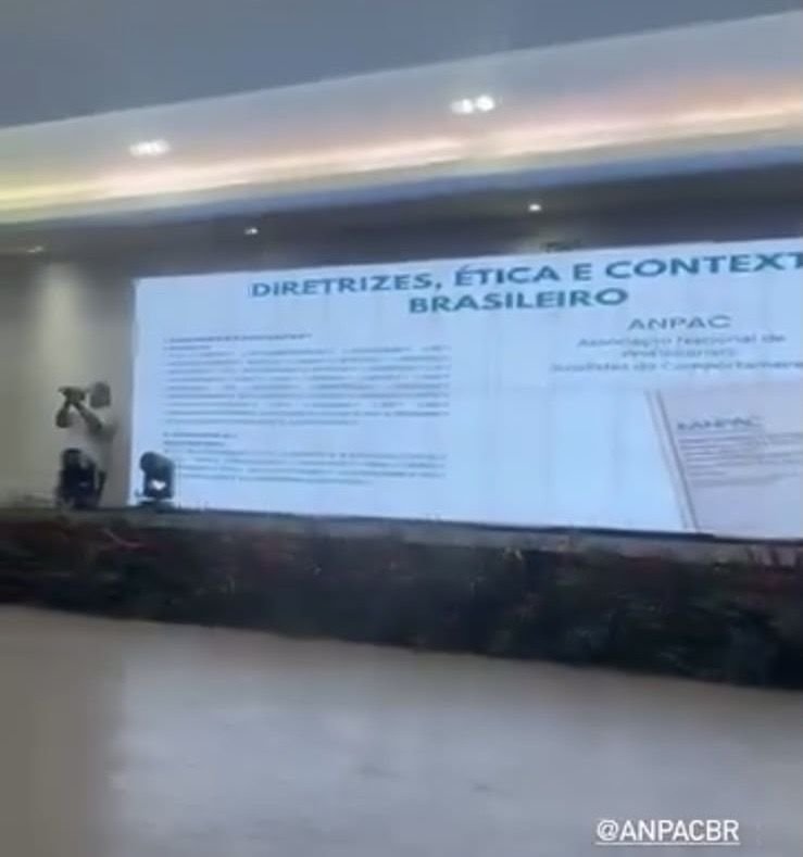 Telão do congresso com o slide Diretrizes, ética e contexto brasileiro, da ANPAC